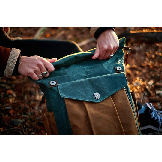 Eira | Vintage-Rucksack aus gewachstem Canvas mit Rollverschluss
